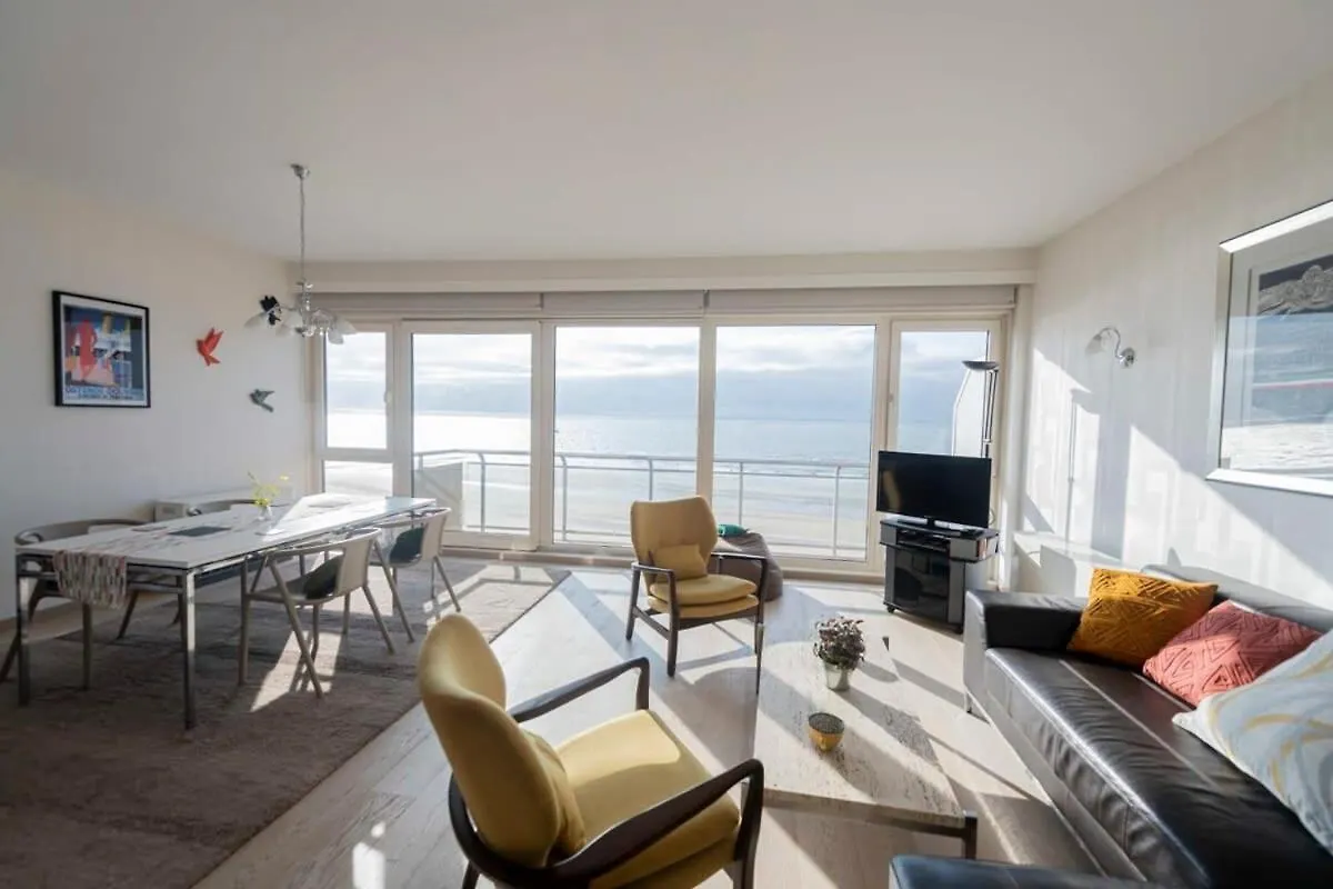 Seaview Apartment On The Beach - Free Parking location